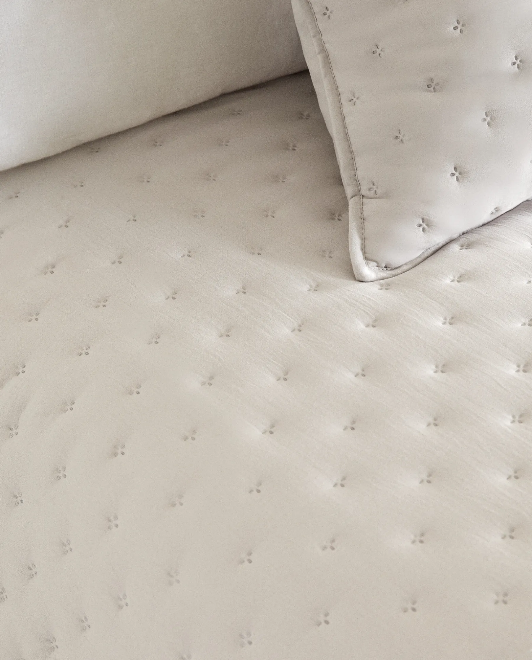ZARA Home Quilted Quilt With Dots