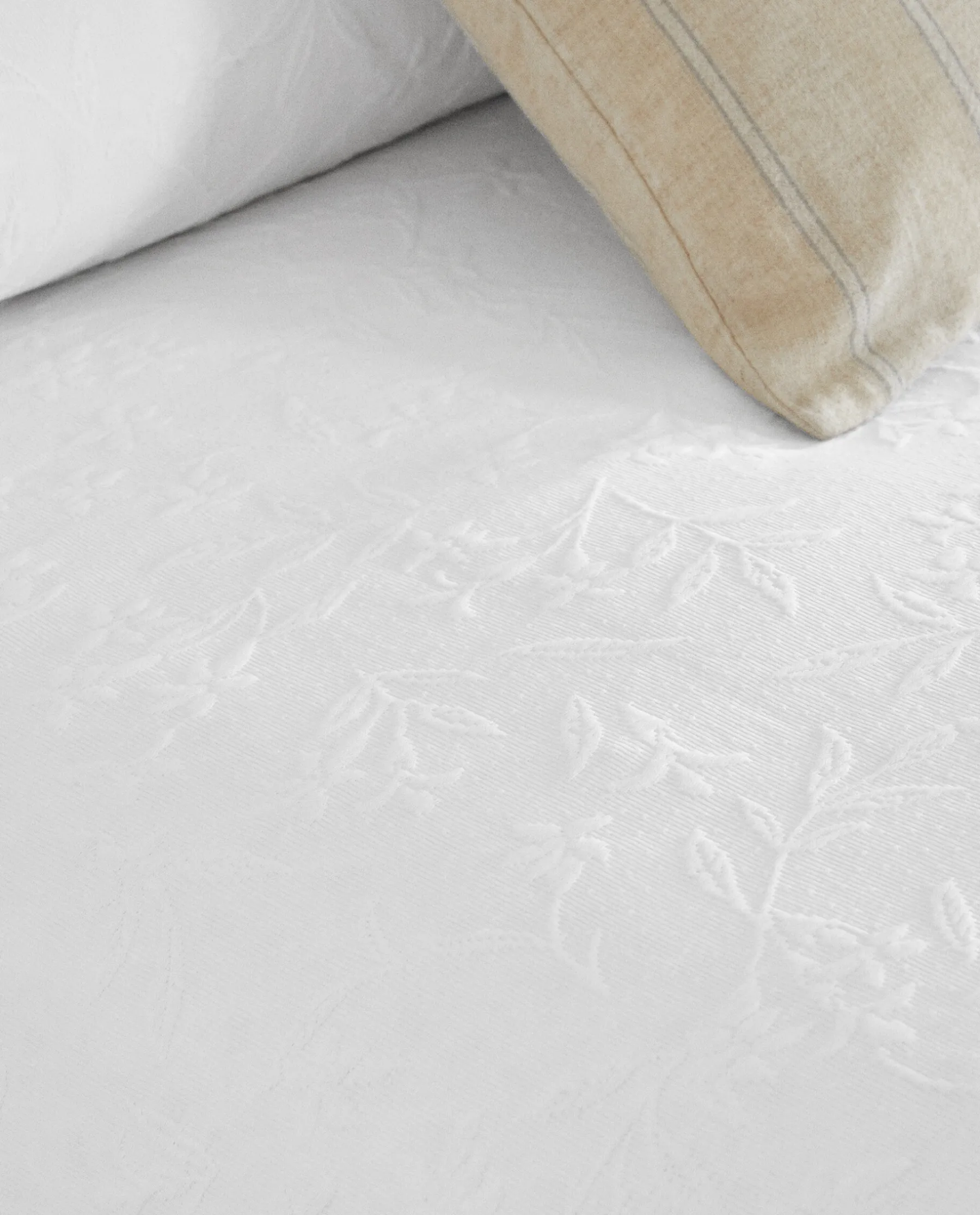 ZARA Home Ruffle Trim Bedspread