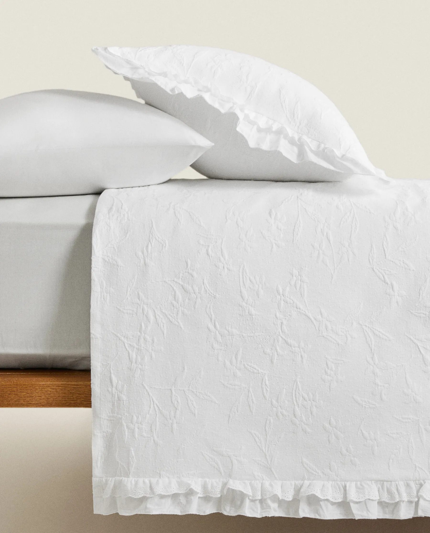 ZARA Home Ruffle Trim Bedspread