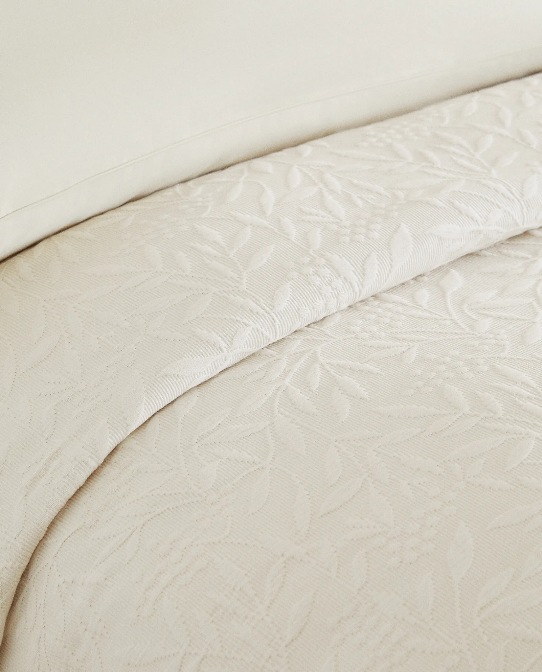 ZARA Home Ruffle Trim Bedspread